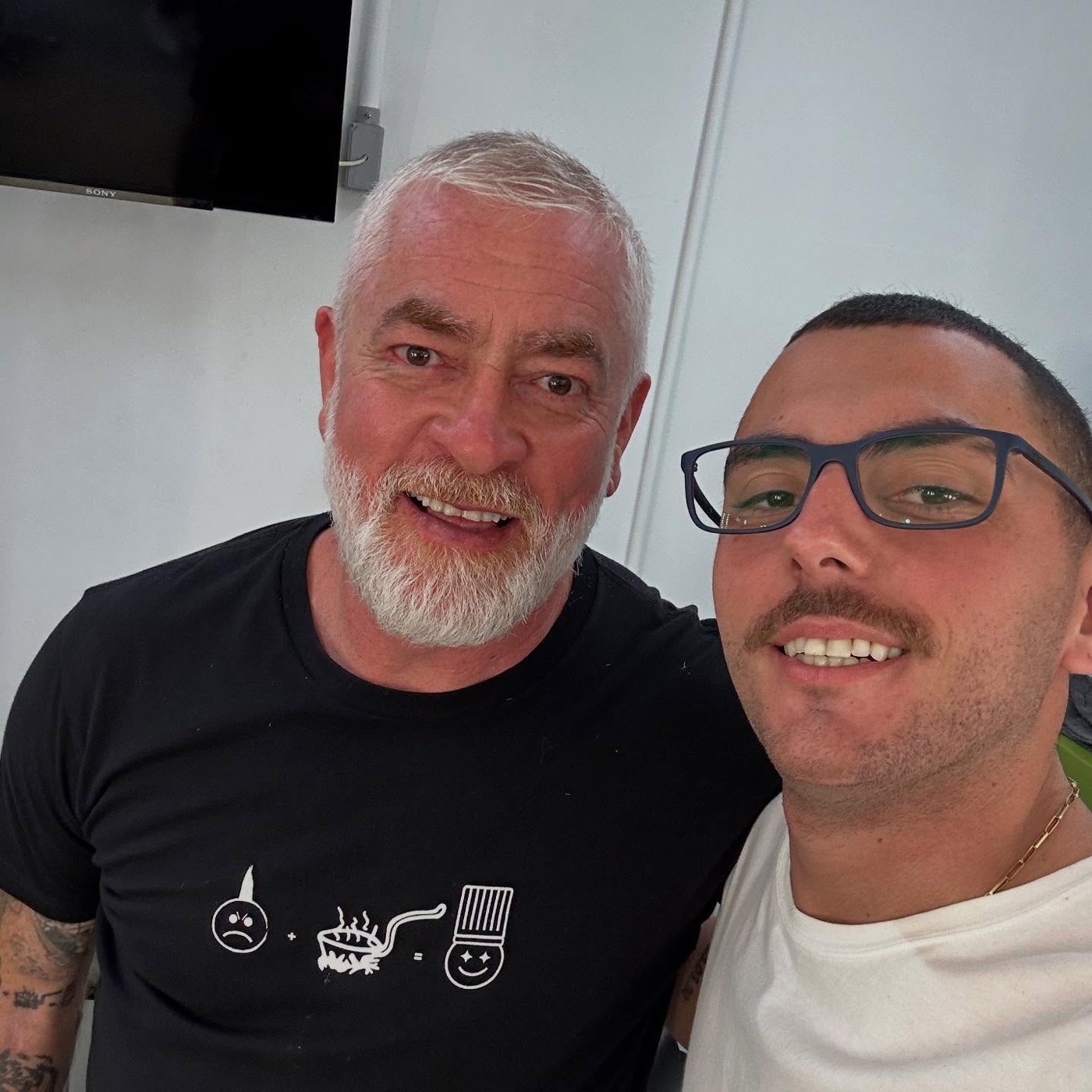 O barbeiro com um dos chefs do programa Chefs de Alto Nível