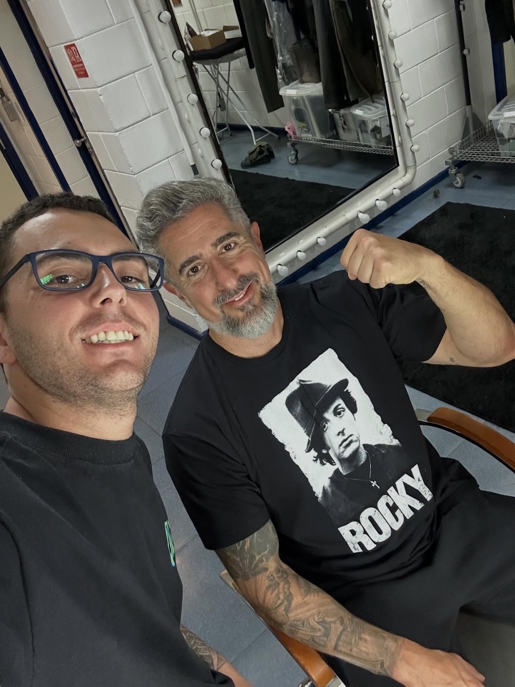 O barbeiro e o apresentador Marcos Mion nos bastidores da TV Globo