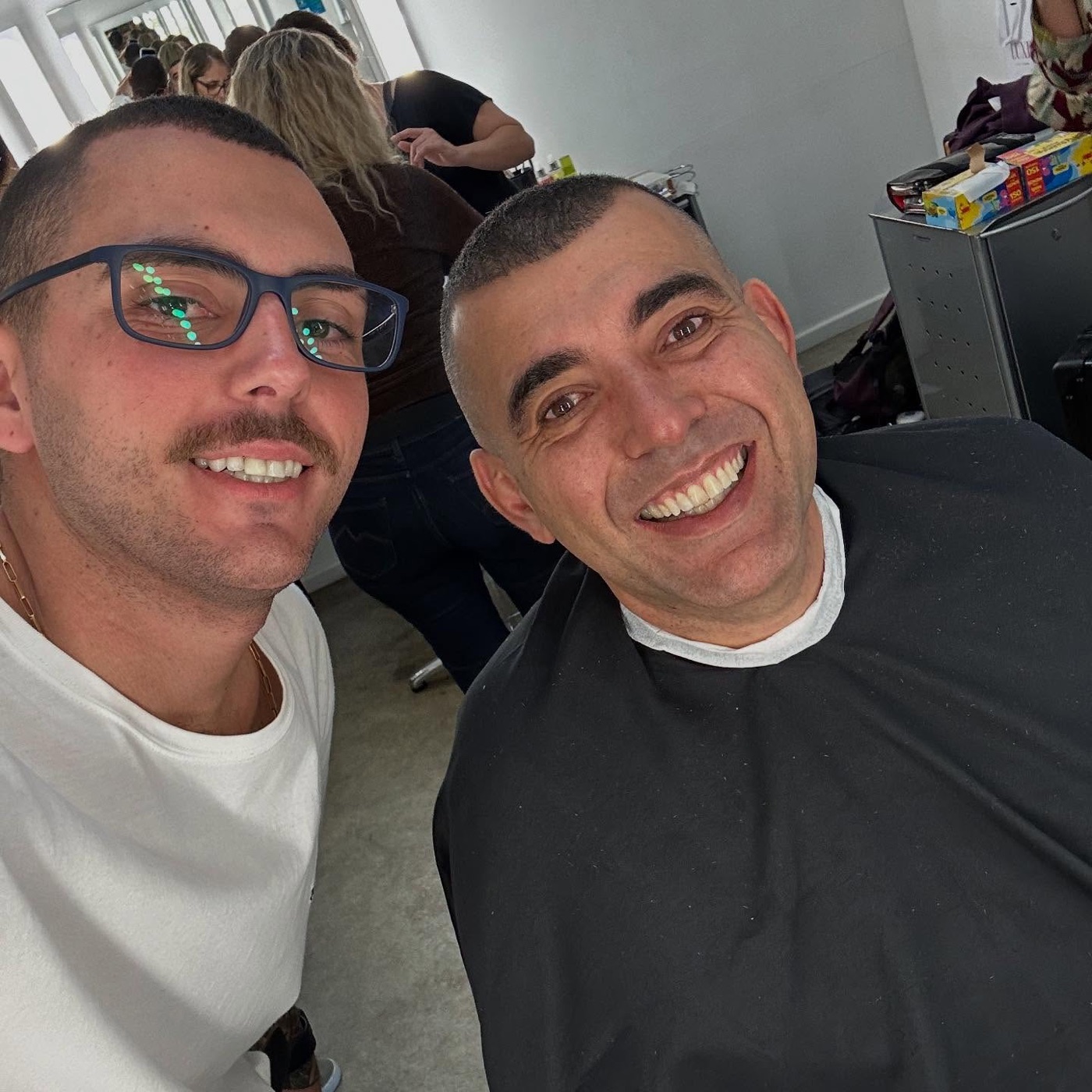 O barbeiro com outro chef do programa Chefs de Alto Nível após o corte