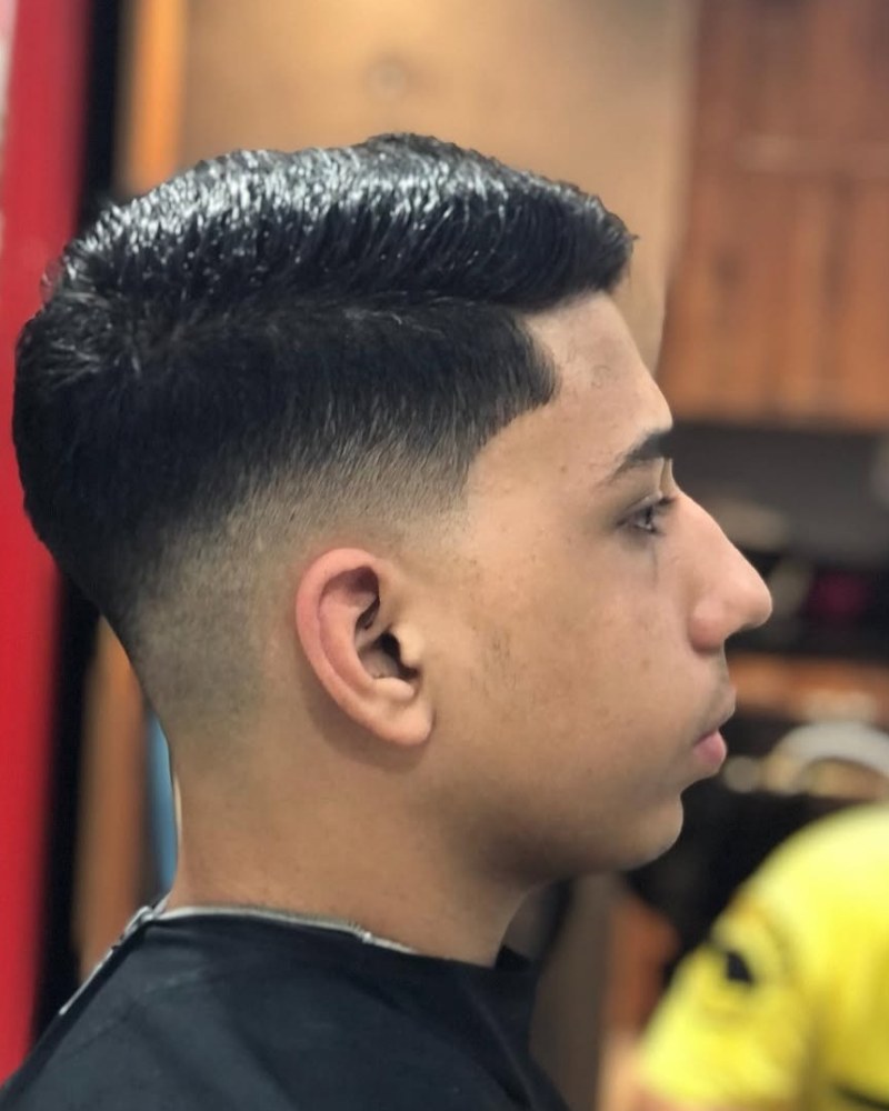 Corte degradê médio com o topo texturizado, visto de lado