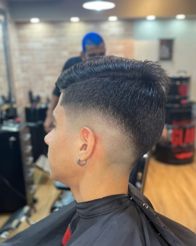 Corte degradê visto de trás, com a transição na nuca