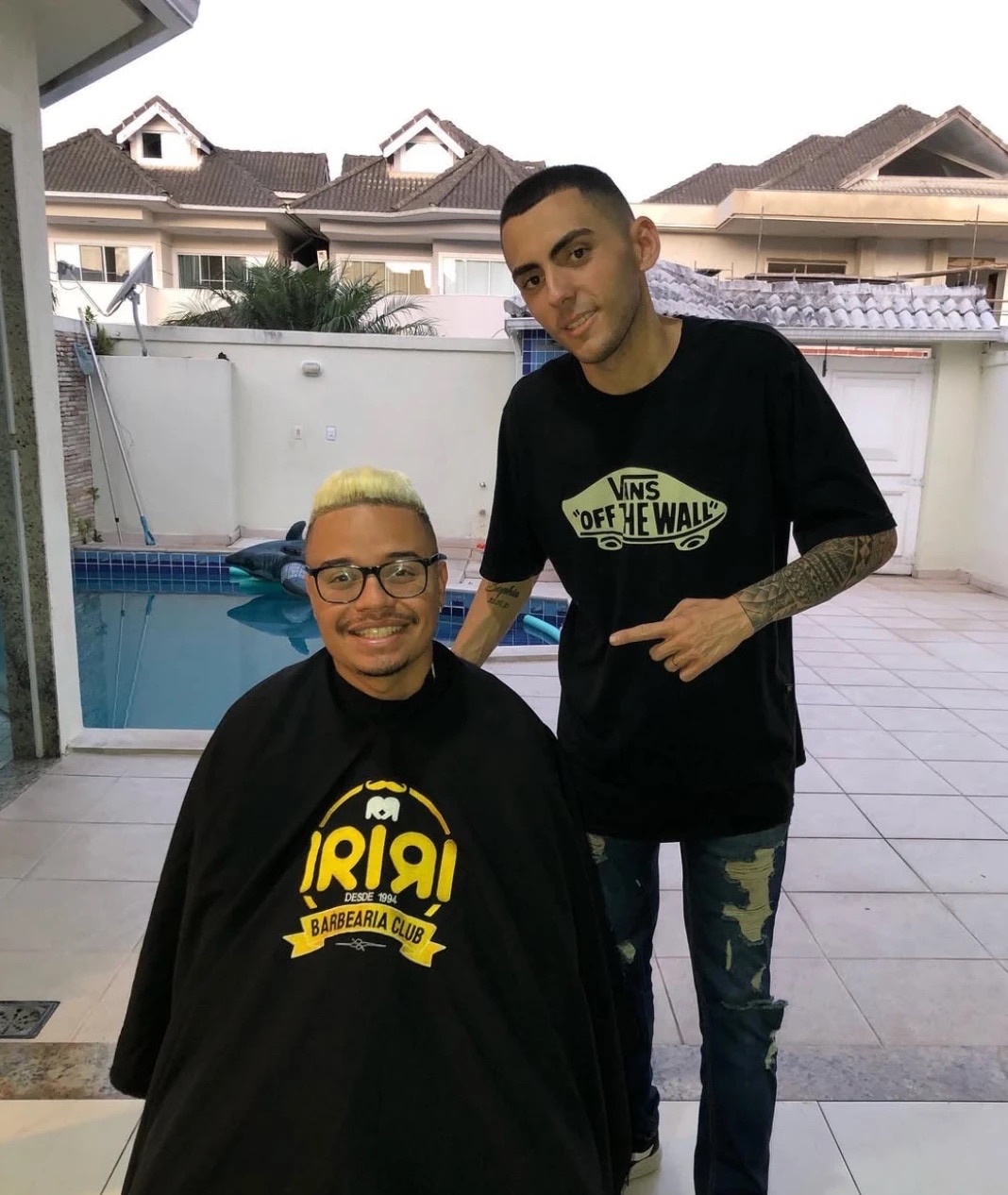 Um vocalista conhecido no Rio, de cabelo platinado, na cadeira ao lado do barbeiro